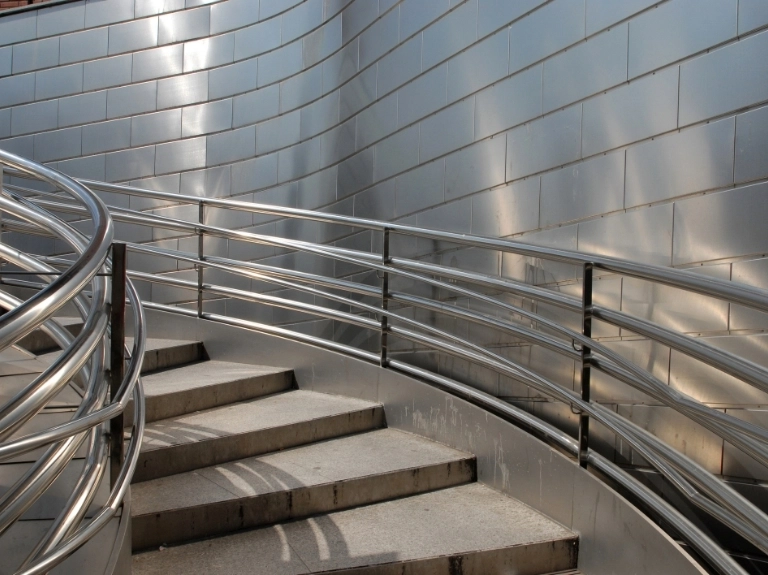 schody kręcone z metalowymi balustradami